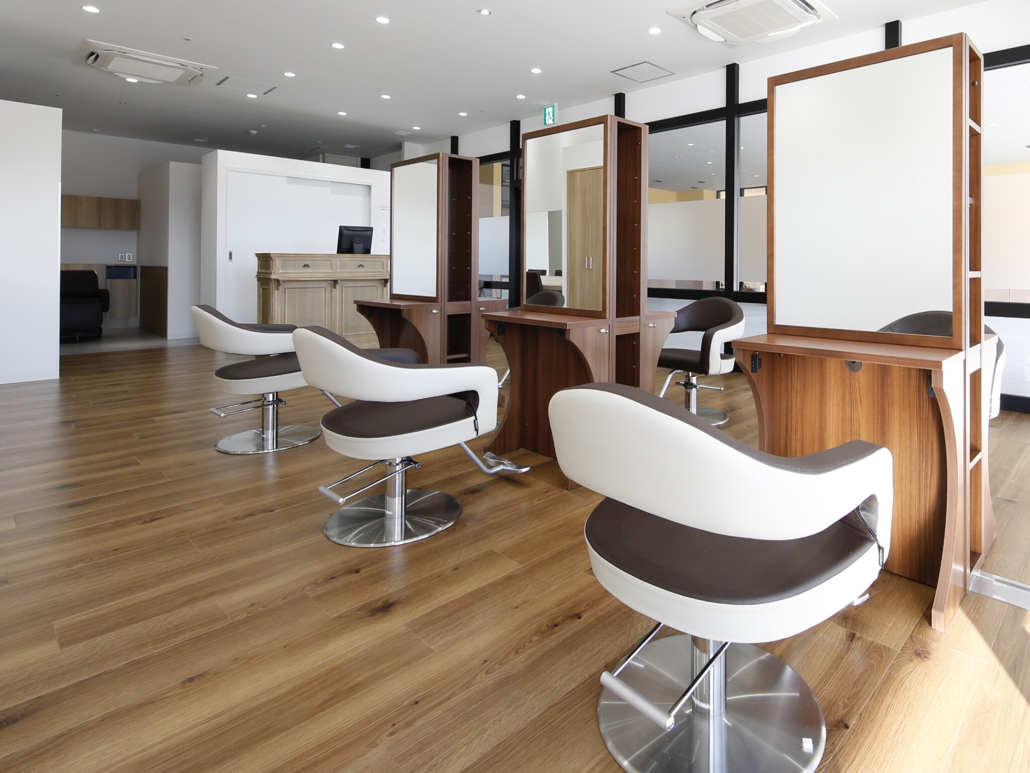 白と木目を基調にした美容室の椅子